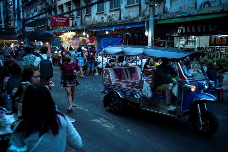 &copy; Reuters. FFILE PHOTO: People eat street food in Bangkok's Chinatown, Thailand, March 17, 2022. REUTERS/Athit Perawongmetha/File Photo