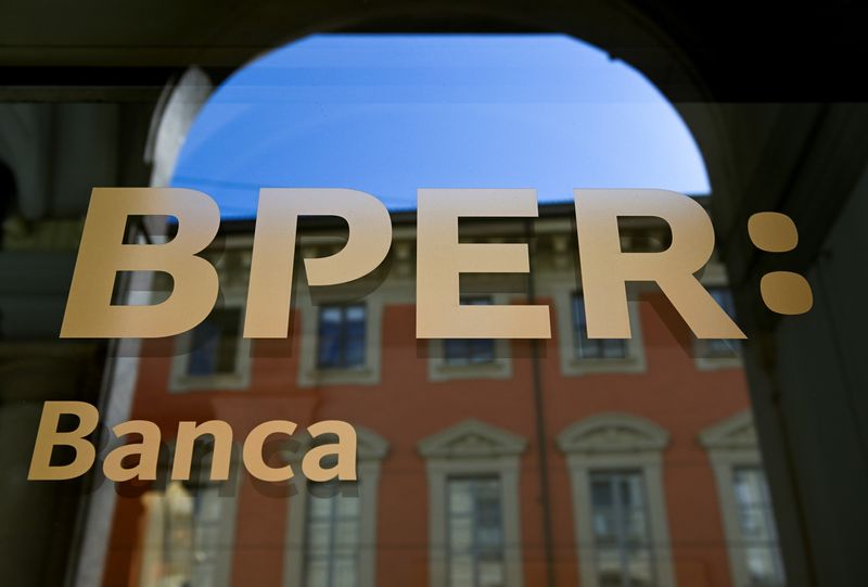 &copy; Reuters. Il logo di BPER Banca è raffigurato all'esterno di una filiale mentre l'amministratore delegato della banca Piero Montani presenta un nuovo piano industriale, a Milano, Italia, 10 giugno 2022. REUTERS/Flavio Lo Scalzo