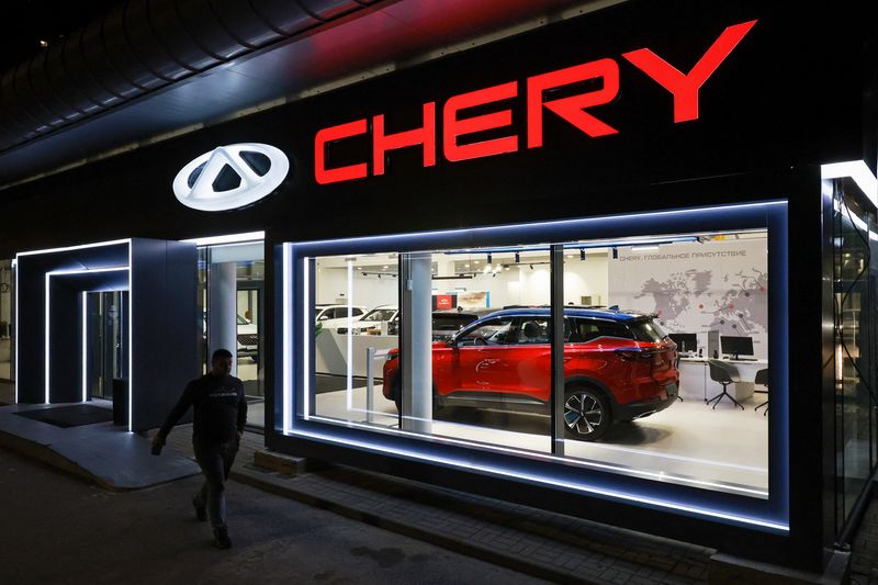 © Reuters. Cars produced by Chinese automaker Chery are on display at a dealership in Saint Petersburg, Russia September 30, 2024.  REUTERS/Anton Vaganov