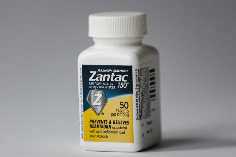 © Reuters. FILE PHOTO: A bottle of the heartburn drug Zantac is seen in this picture taken October 1, 2019. REUTERS/Brendan McDermid/Illustration/File Photo