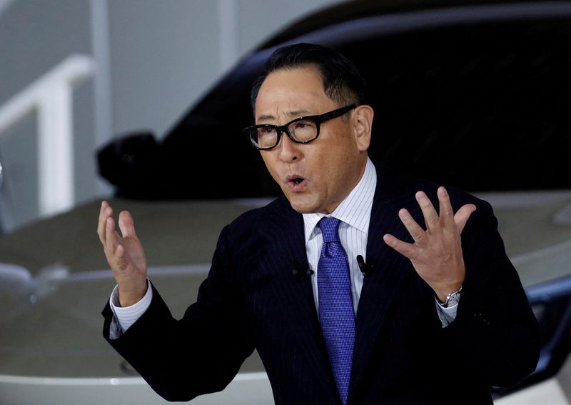 © Reuters. FILE PHOTO: Toyota Motor Corporation President Akio Toyoda speaks at a briefing on the company's battery electric vehicle strategies in Tokyo, Japan December 14, 2021. REUTERS/Kim Kyung-Hoon/File Photo