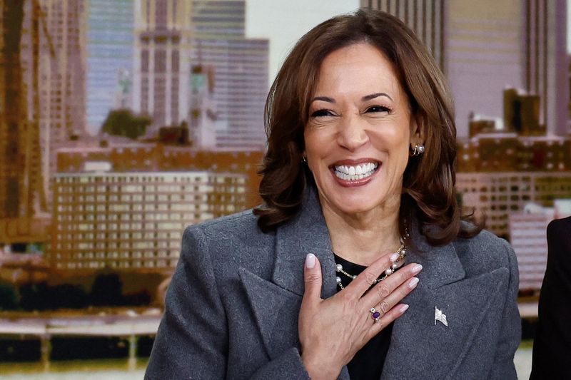 © Reuters. FILE PHOTO: Democratic presidential nominee and U.S. Vice President Kamala Harris reacts, as she appears on ABC's 