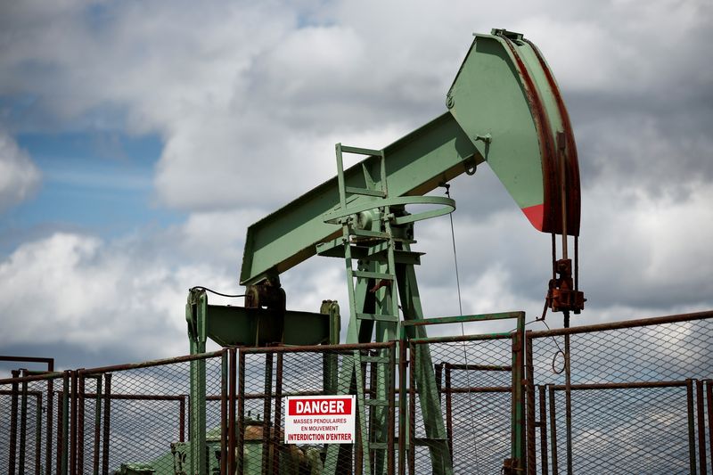 &copy; Reuters. Un pumpjack opera nel sito di Vermilion Energy a Trigueres, Francia, 14 giugno 2024. Foto REUTERS/Benoit Tessier