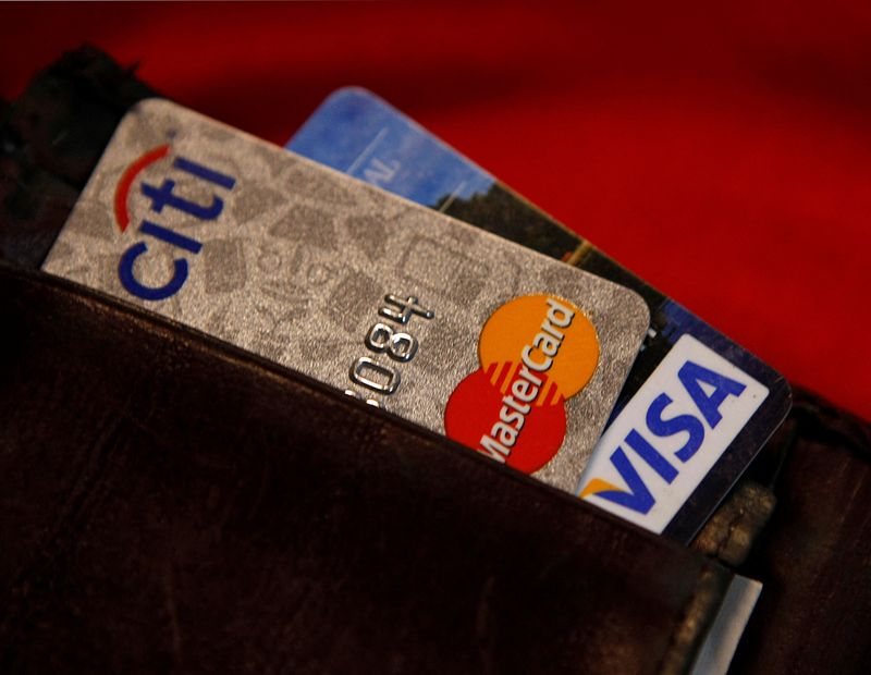 © Reuters. FILE PHOTO: Credit cards are pictured in a wallet in Washington, February 21, 2010. REUTERS/Stelios Varias/File Photo