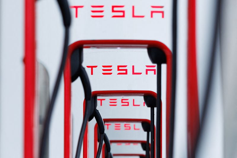 © Reuters. A row of Tesla superchargers is shown at a supercharging location in Los Angeles, California, U.S., June 5, 2024.   REUTERS/Mike Blake