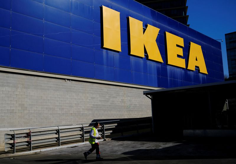 &copy; Reuters. FILE PHOTO: A worker walks past a logo of IKEA on the facade of an IKEA store in Barcelona, Spain April 26, 2024. REUTERS/Nacho Doce/File Photo