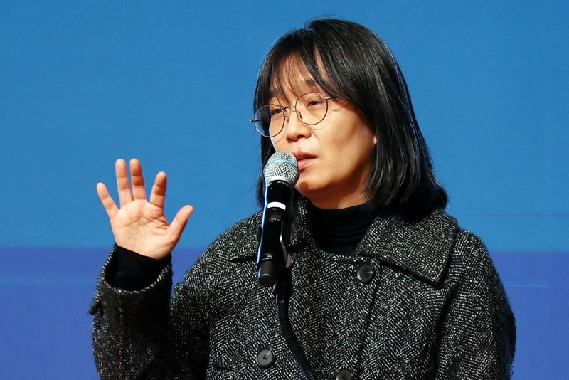 © Reuters. South Korean author Han Kang, the winner of the 2024 Nobel Prize in Literature, makes a speech in Gwangju, South Korea, in this photo taken in 2023. Yonhap via REUTERS