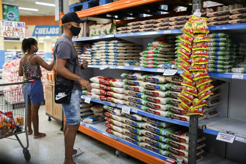 © Reuters. FILE PHOTO: People look on as bags of rice are seen displayed at a supermarket in Rio de Janeiro, Brazil,  September 10, 2020. REUTERS/Pilar Olivares/File Photo