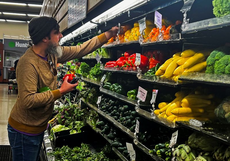 &copy; Reuters. FILE PHOTO: A shopper buys food at a supermarket ahead of the Thanksgiving holiday in Chicago, Illinois, U.S. November 22, 2022. REUTERS/Jim Vondruska/File Photo