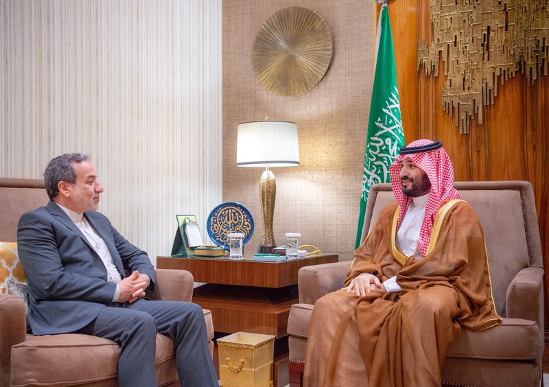 &copy; Reuters. FILE PHOTO: Saudi Crown Prince Mohammed bin Salman receives Iran's Foreign Minister Abbas Araqchi in Riyadh, Saudi Arabia, October 09, 2024. Saudi Press Agency/Handout via REUTERS/File Photo