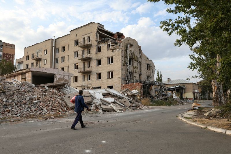 © Reuters. FILE PHOTO: A man walks past a building damaged by a Russian military strike in seen in the town of Pokrovsk, amid Russia's attack on Ukraine, in Donetsk region, Ukraine September 17, 2024. REUTERS/Anton Shynkarenko/File Photo