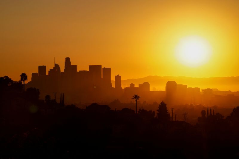 &copy; Reuters. Pôr-do-sol em período de altas temperaturas em Los Angeles, Califórnia, EUA