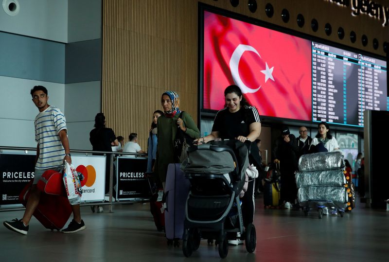 © Reuters. U.S. citizen Nadine El Shab leaves the arrival terminal of Istanbul Airport with her baby after her evacuation with a U.S. government chartered flight from war-hit Lebanon, in Istanbul, Turkey, October 9, 2024. REUTERS/Dilara Senkaya