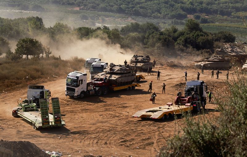 &copy; Reuters. Tanque israelense é transportado em meio a conflito na fronteira com o Líbano, em Israeln10/10/2024nREUTERS/Ammar Awad