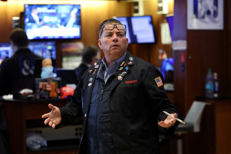 © Reuters. FILE PHOTO: Traders work on the floor at the New York Stock Exchange (NYSE) in New York City, U.S., September 4, 2024.  REUTERS/Brendan McDermid/File Photo