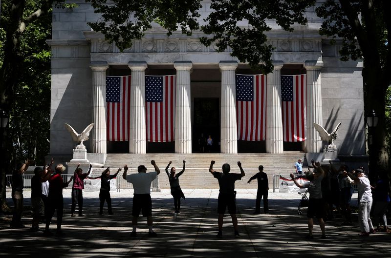 © Reuters. FILE PHOTO: Senior citizens exercise together in front of the General Grant National Memorial in upper Manhattan, in New York City, U.S. June 29, 2022. REUTERS/Mike Segar/File Photo