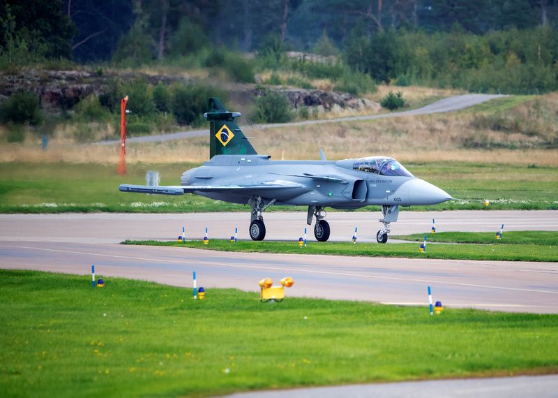 &copy; Reuters. FILE PHOTO: The first Brazilian Saab Gripen E fighter is pictured in Linkoping, Sweden, September 10, 2019. Stefan Jerrevang/TT News Agency via REUTERS/File Photo