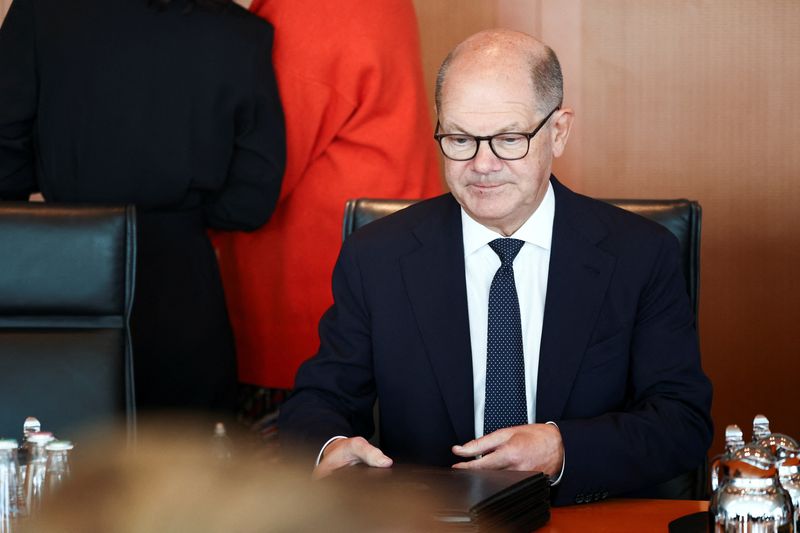 © Reuters. FILE PHOTO: German Chancellor Olaf Scholz attends a cabinet meeting at the Chancellery in Berlin, Germany, October 9, 2024. REUTERS/Liesa Johannssen/File Photo