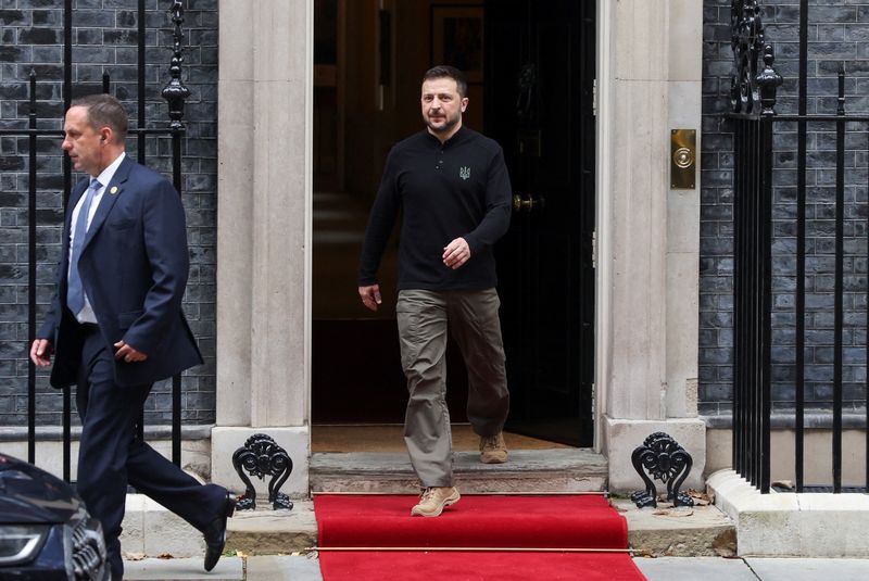 &copy; Reuters. Presidente ucraniano, Volodymyr Zelenskiy, visita o premiê britânico, Keir Starmer, em Downing Street, Londresn10/10/2024nREUTERS/Hollie Adams