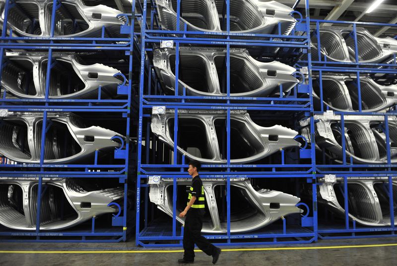 &copy; Reuters. Segurança em fábrica da BMW em Shenyang, na Chinan06/07/2013nREUTERS/Stringer