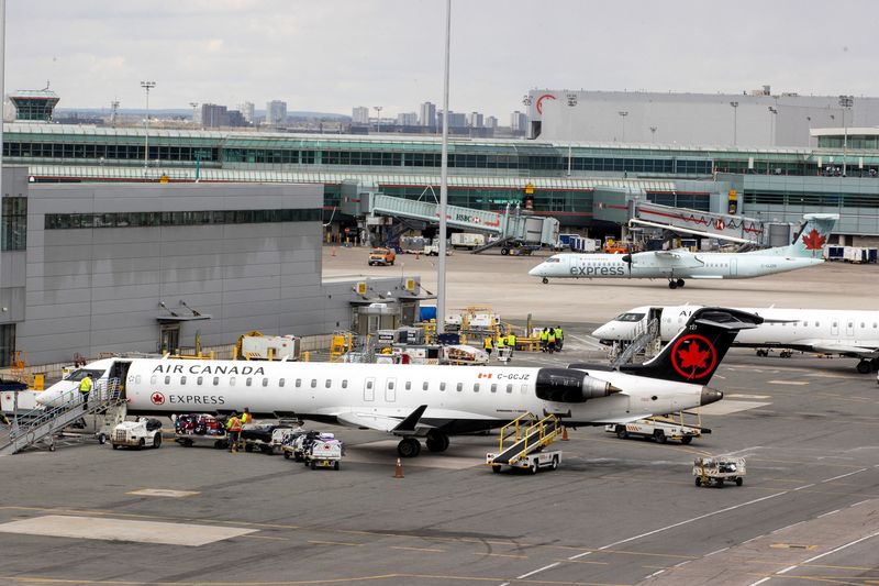 © Reuters. FILE PHOTO: Air Canada planes are parked at Toronto Pearson International Airport in Mississauga, Ontario, Canada, April 25, 2023. REUTERS/Carlos Osorio/File Photo