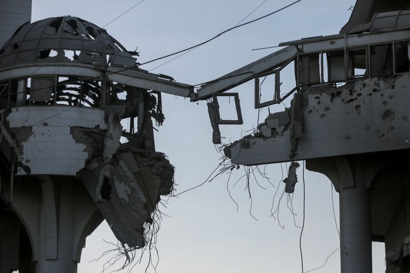 &copy; Reuters. Ponte destruída no hospital de Al Shifa, na Cidade de Gazan01/04/2024 REUTERS/Dawoud Abu Alkas