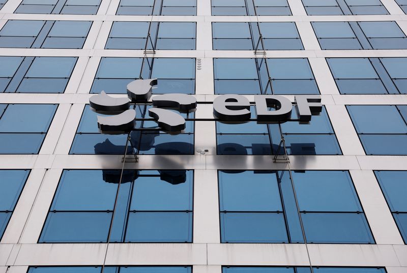 &copy; Reuters. Un logo sulla facciata dell'edificio dell'azienda statale francese Edf a Parigi, Francia, il 17 febbraio 2023. REUTERS/Christian Hartmann