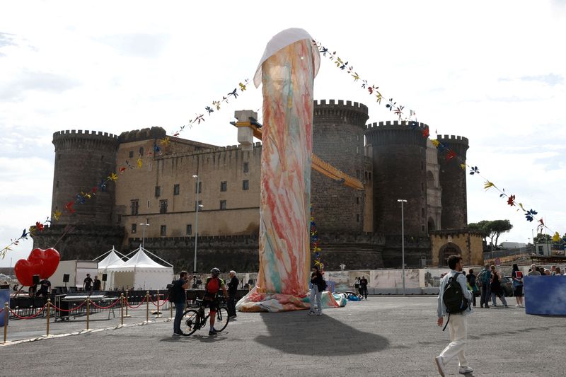 &copy; Reuters. Instalação do artista Gaetano Pesce chamada "Tu si' 'na cosa grande" ("Você é uma coisa grande", no dialeto local) em Nápoles, Itálian09/10/2024nREUTERS/Ciro De Luca