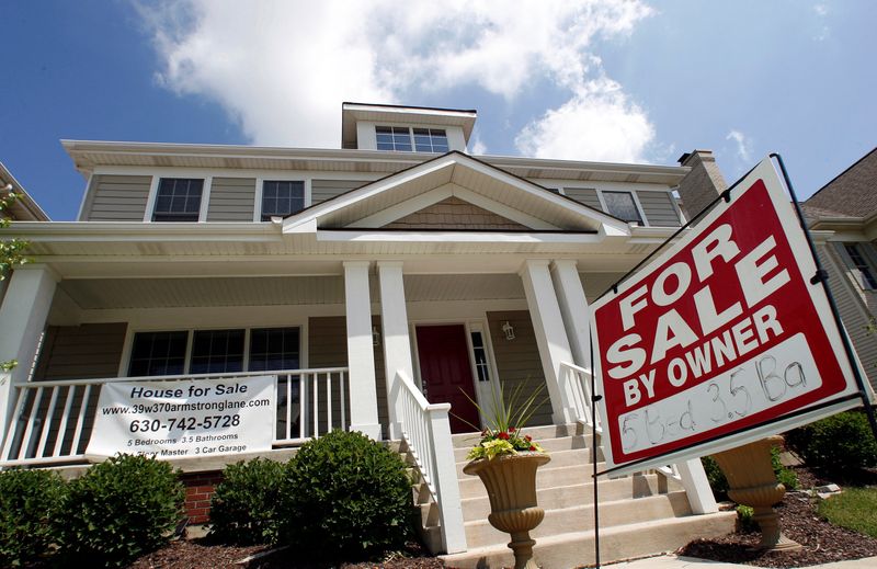 &copy; Reuters. FILE PHOTO: A home sits for sale in Geneva, Illinois June 23, 2009. REUTERS/Jeff Haynes/File Photo