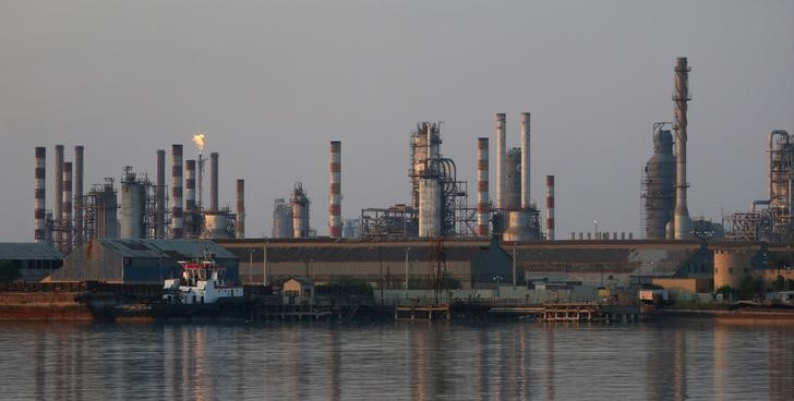 &copy; Reuters. Visão geral da refinaria de petróleo de Abadan, no sudoeste do Irã, é retratada do lado iraquiano de Shatt al-Arab em Al-Fawn21/09/2019nREUTERS/Essam Al-Sudani