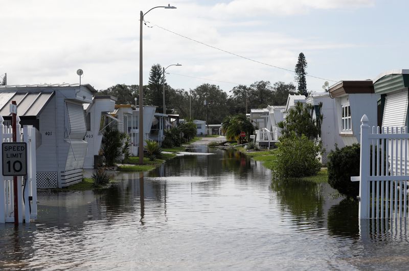 © Reuters. Mobile homes surrounded by flood water after Hurricane Milton made landfall, in St. Petersburg, Florida, U.S. October 10, 2024.  REUTERS/Octavio Jones