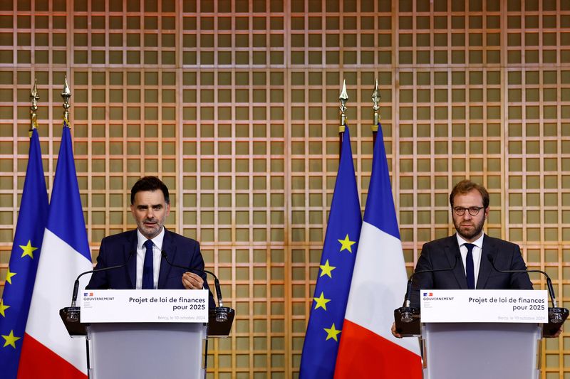 © Reuters. French Economy, Finance and Industry Minister Antoine Armand and Junior Minister for Budget and Public Accounts Laurent Saint-Martin attend a press conference to present French government 2025 budget bill at the Bercy Finance Ministry in Paris, France, October 10, 2024. REUTERS/Abdul Saboor