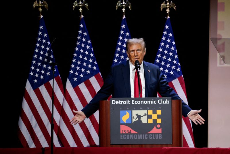 © Reuters. Republican presidential nominee and former U.S. President Donald Trump addresses the Detroit Economic Club in Detroit, Michigan, U.S., October 10, 2024. REUTERS/Rebecca Cook