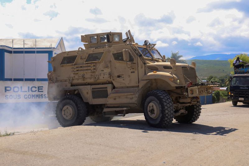 © Reuters. An armored vehicle is driven out of a police station following the October 3 attack by members of the Gran Grif gang in Pont-Sonde that left several people dead, in Pont-Sonde, Haiti, October 7, 2024. REUTERS/Marckinson Pierre