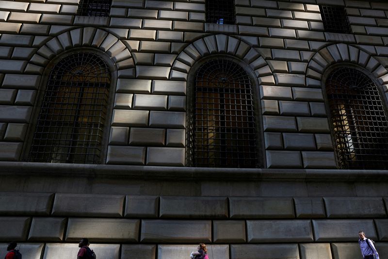 ©Reuters. FILE PHOTO: People walk past the Federal Reserve Bank of New York in the financial district of New York City, U.S., June 14, 2023. REUTERS/Shannon Stapleton/File Photo