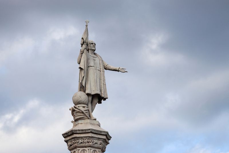 &copy; Reuters. Estátua de Cristóvão Colombo na praça que leva seu nome, Plaza de Colon, em Madri, Espanhan10/10/2024nREUTERS/Juan Medina