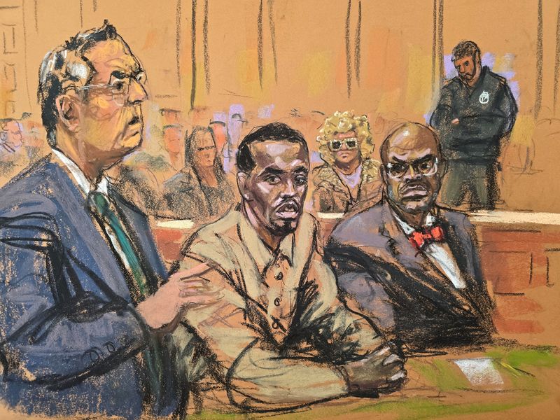 © Reuters. Sean 'Diddy' Combs', accompanied by attorneys Marc Agnifilo and Anthony Ricco, and with his mom seated in the back, attends a hearing in federal court in the Manhattan borough of New York City, U.S., October 10, 2024 in this courtroom sketch. REUTERS/Jane Rosenberg