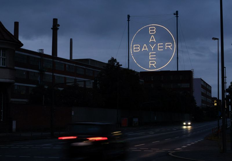 © Reuters. FILE PHOTO: The 120 metres high Bayer Cross, logo of German pharmaceutical and chemical maker Bayer AG, consisting of 1710 LED glass bulbs is seen outside the industrial park 