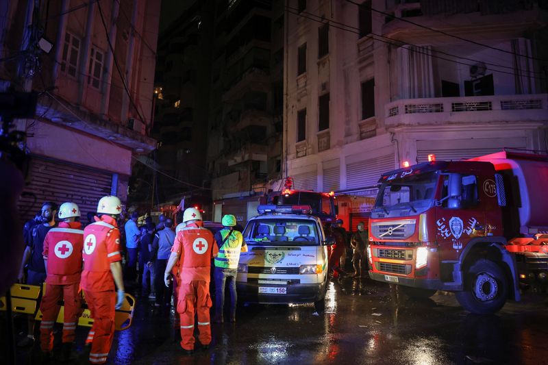 &copy; Reuters. Membros da Cruz Vermelha são vistos perto de um edifício danificado no local de um ataque aéreo israelense, em Beiruten10/10/2024nREUTERS/Louisa Gouliamaki