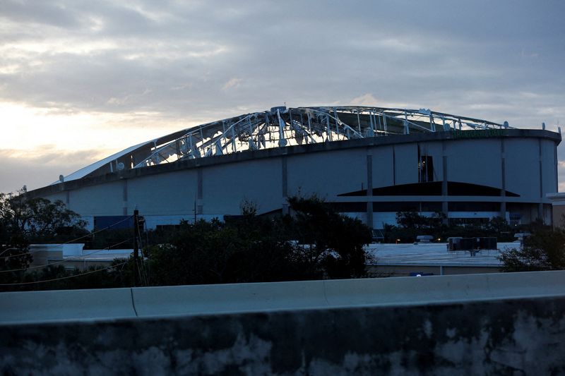 © Reuters. View of the damaged roof of Tropicana Field stadium, the home of Major League Baseball's Tampa Bay Rays, after Hurricane Milton made landfall, in downtown St. Petersburg, Florida, U.S. October 10, 2024.  REUTERS/Octavio Jones