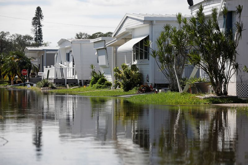 © Reuters. Mobile homes surrounded by flood water after Hurricane Milton made landfall, in St. Petersburg, Florida, U.S. October 10, 2024.  REUTERS/Octavio Jones