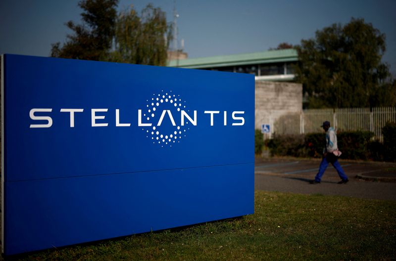 © Reuters. FILE PHOTO: A man walks past a Stellantis logo outside the company's building in Chartres-de-Bretagne, near Rennes, France September 20, 2024. REUTERS/Stephane Mahe/File Photo