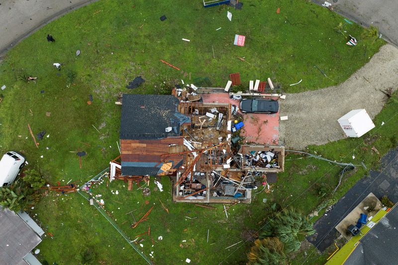 © Reuters. A drone view shows a house destroyed by a tornado as Hurricane Milton approaches Fort Myers, Florida, U.S. October 9, 2024. REUTERS/Ricardo Arduengo     