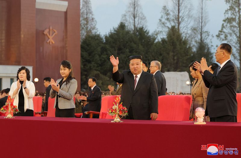 © Reuters. North Korean leader Kim Jong Un and his daughter Kim Ju Ae attend a celebration of the 79th anniversary of the founding of the Workers' Party of Korea in Pyongyang, North Korea, October 10, 2024, in this photo released by North Korea's official Korean Central News Agency.    KCNA via REUTERS