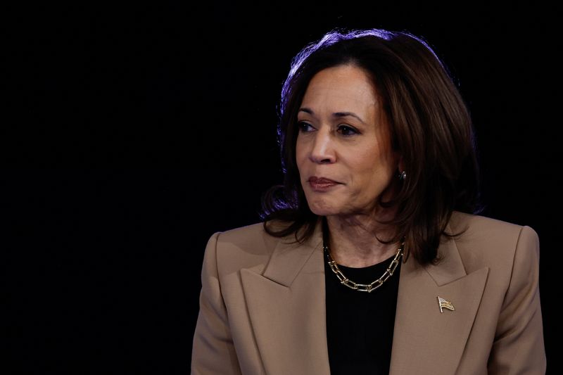 © Reuters. U.S. Vice President and Democratic presidential nominee Kamala Harris participates in a town hall presented by Spanish-language network Univision at University of Nevada, Las Vegas, Nevada, U.S., October 10, 2024. REUTERS/Evelyn Hockstein