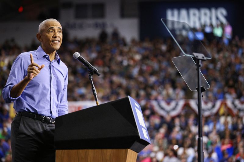 © Reuters. Former U.S. President Barack Obama speaks during a campaign event in support of Democratic presidential nominee and U.S. Vice President Kamala Harris in Pittsburgh, Pennsylvania, U.S., October 10, 2024. REUTERS/Quinn Glabicki