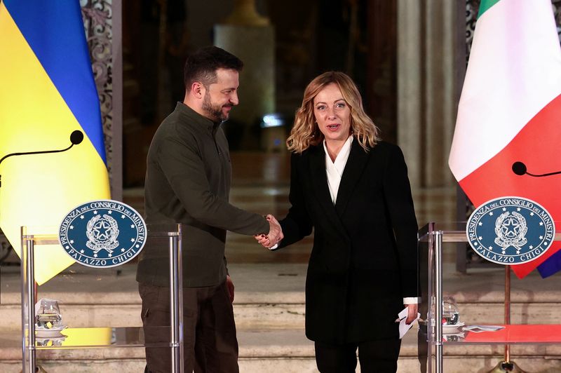 © Reuters. Italian Prime Minister Giorgia Meloni and Ukrainian President Volodymyr Zelenskiy shake hands after delivering a joint statement to the media, at Villa Doria Pamphili in Rome, Italy, October 10, 2024. REUTERS/Guglielmo Mangiapane