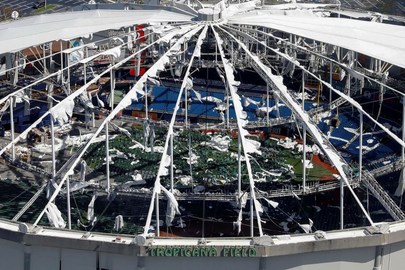 © Reuters. An aerial view shows the damaged Tropicana Field, home of the Tampa Bay Rays, in the aftermath of Hurricane Milton, in St. Petersburg, Florida U.S., October 10, 2024. REUTERS/Marco Bello      