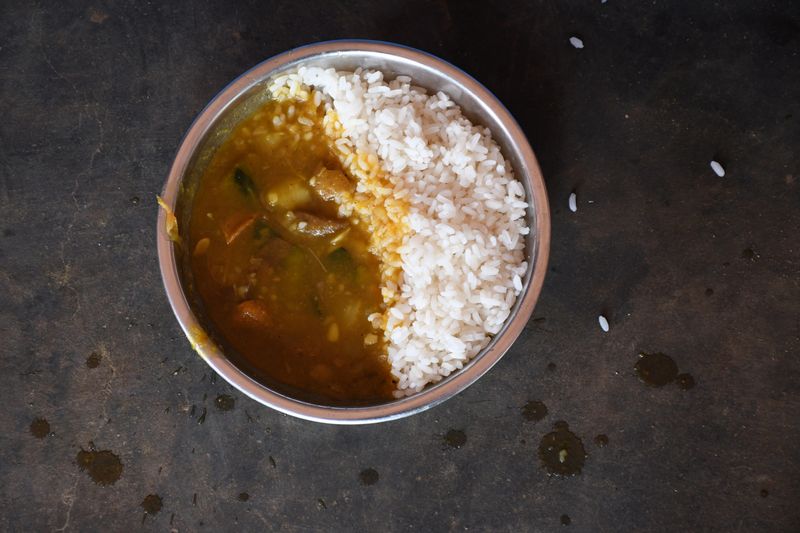 © Reuters. A plate of a lunch meal lies on the floor before it is served to a child at a government-run upper primary school in Ghugudipada village in Nayagarh district of the eastern state of Odisha, India, September 24, 2024. REUTERS/Stringer/File Photo