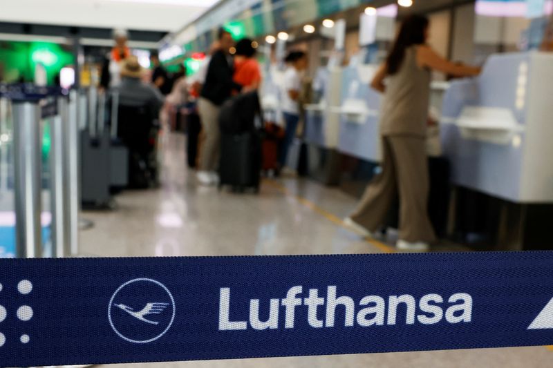 © Reuters. FILE PHOTO: People wait at a Lufthansa check-in at Leonardo da Vinci International Airport in Fiumicino, near Rome, Italy, September 23, 2024. REUTERS/Remo Casilli/File Photo